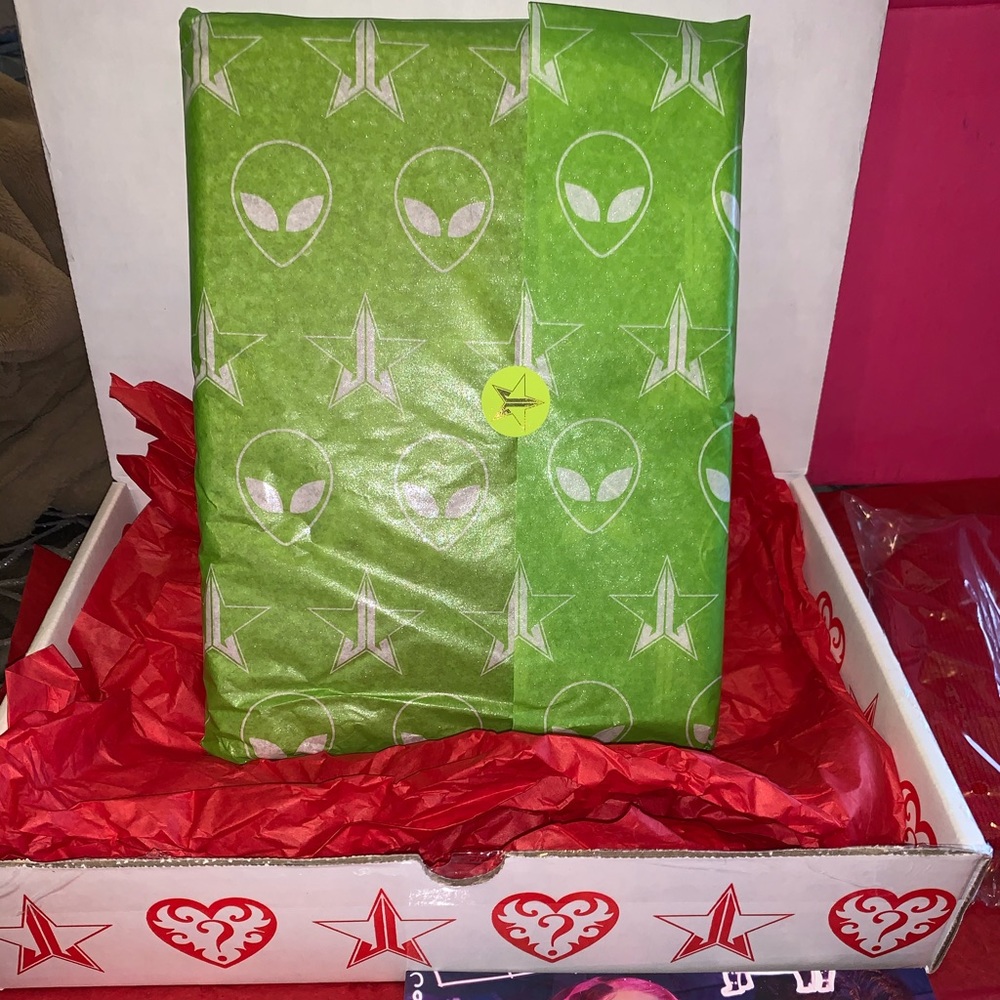 Jeffree star alien palette from mystery box
